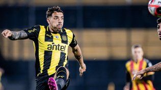 David Terans en acción en Peñarol vs Progreso en el Campeón del Siglo sin hinchas de Peñarol