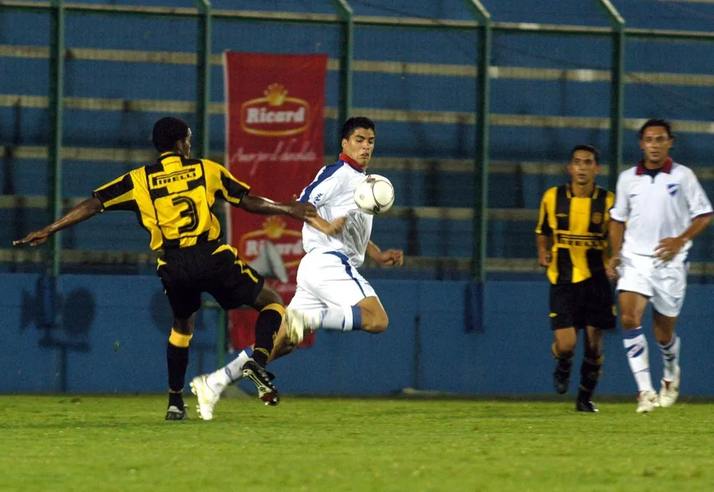 Luis Suárez en el clásico de la Copa Ricard de 2006