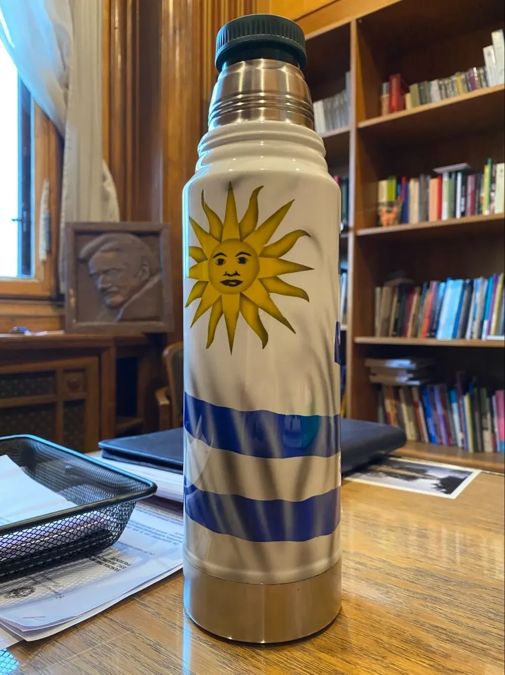 El termo que le regaló Lacalle Pou a Alejandro Pacha Sánchez