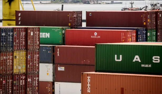 Puerto de Montevideo en camino a otro año récord en movimiento de contenedores