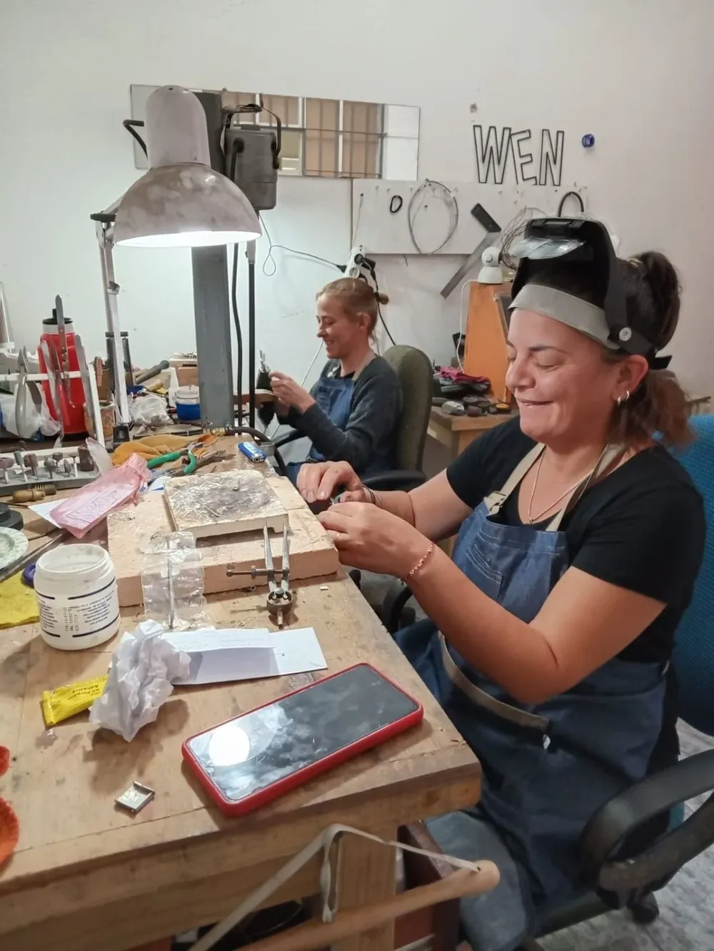 Giovana en el taller de la joyería