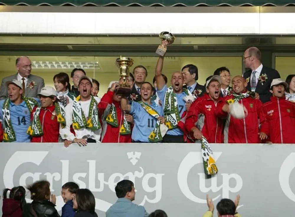 Julio Mozzo (17) en la Carlsberg Cup 2003 con la selección uruguaya que dirigía Ferrín