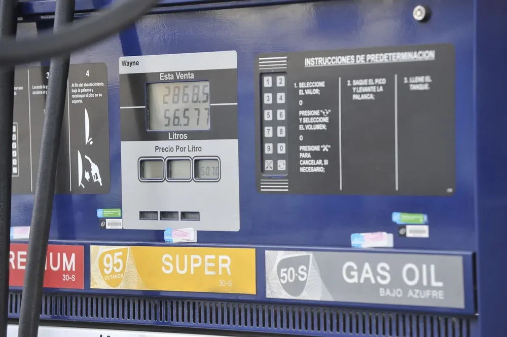 Surtidor de combustible en estación de servicio.