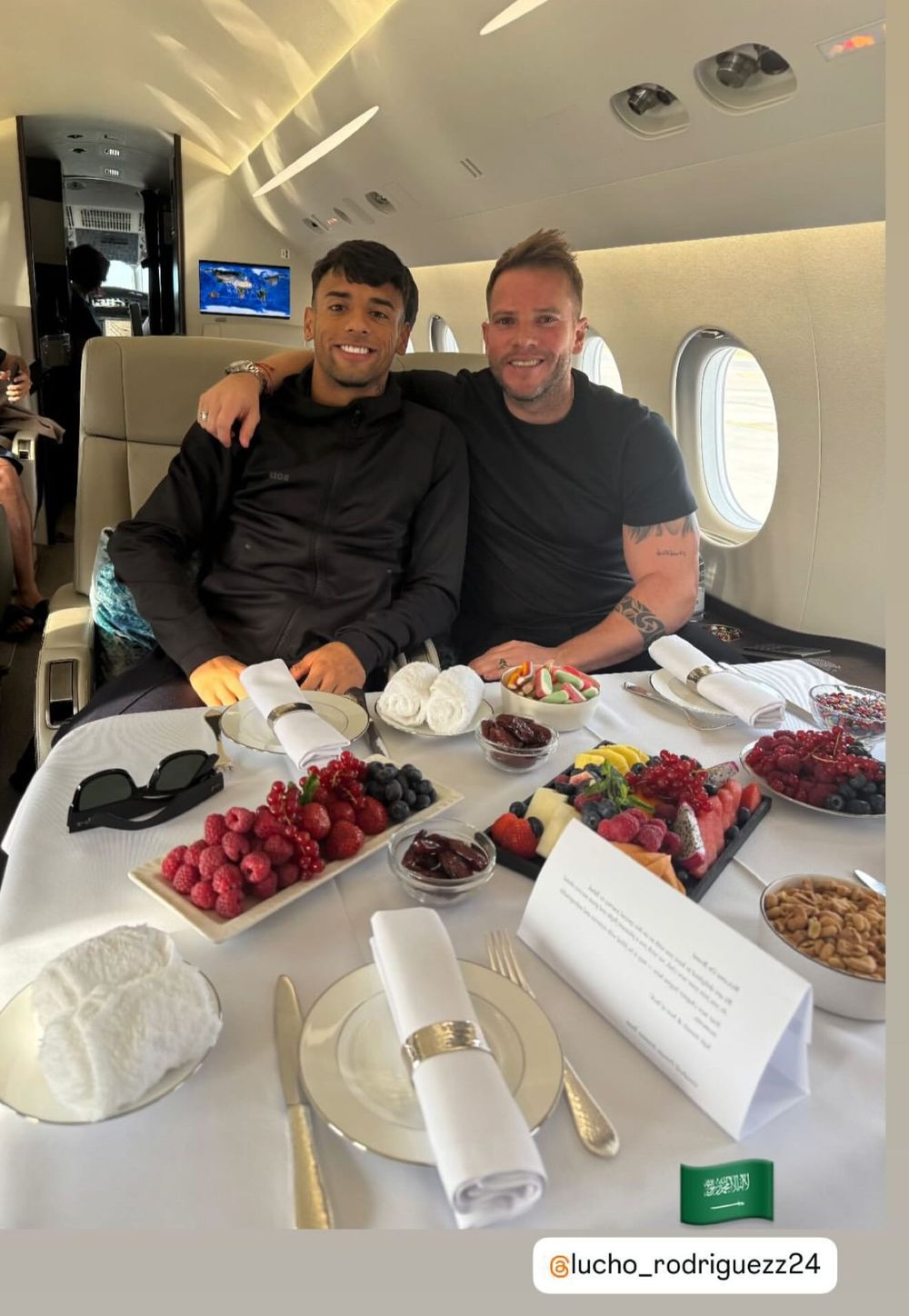 Luciano Rodríguez en viaje a Arabia Saudita junto a su representante Mauricio Machado Luciano Rodríguez en viaje a Arabia Saudita junto a su representante Mauricio Machado