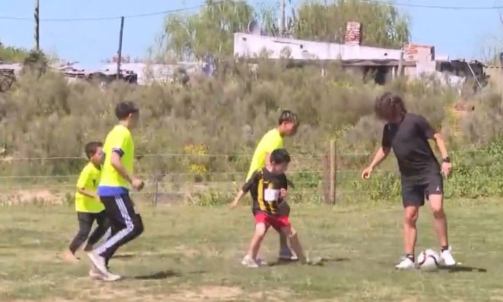 Carles Puyol jugando un partido de fútbol con niños en el asentamiento Santa Elena