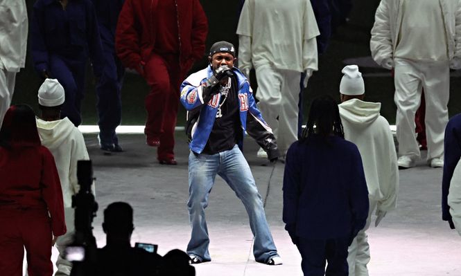Kendrick Lamar en su show en el Super Bowl