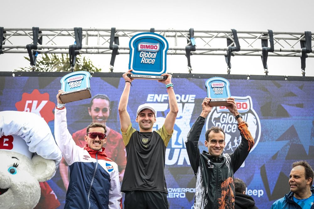 El podio de la Global Race 2026: Oscar Cáceres, Nicolás Espinosa y Gaspar Geymonat