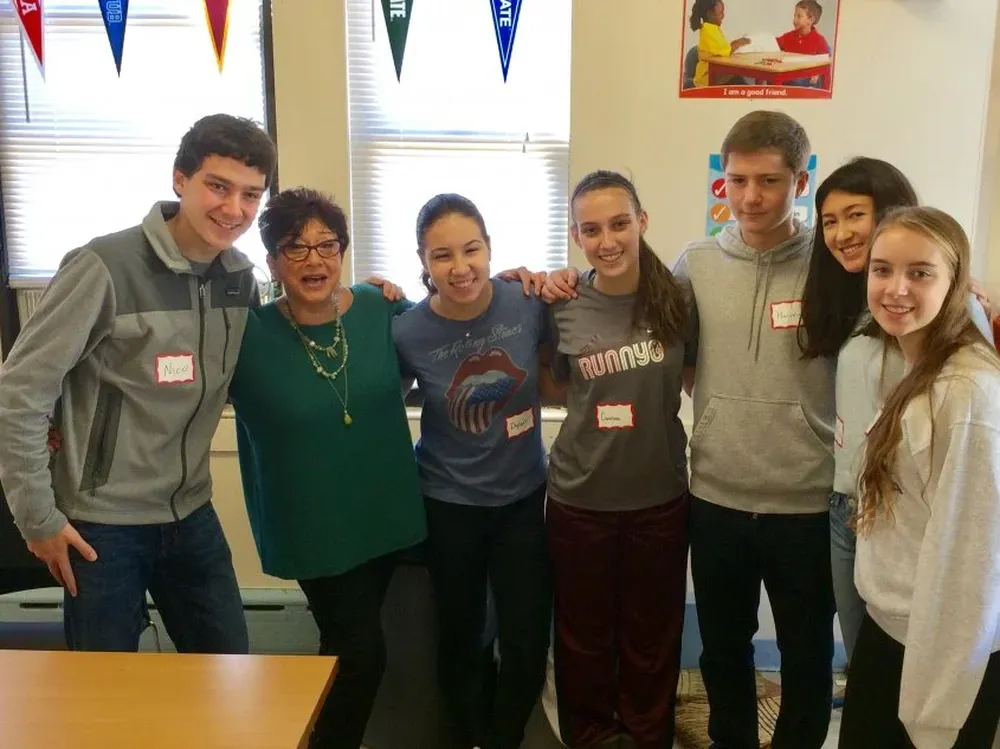 Carolina Stainfeld (cuarta desde la izquierda) y parte del equipo de jóvenes que llevan adelante cakes4cause.