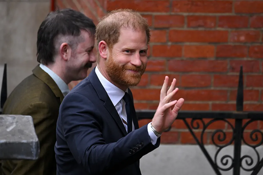 El príncipe Harry, hijo menor del Rey Carlos III y Lady Di, llega a los tribunales.