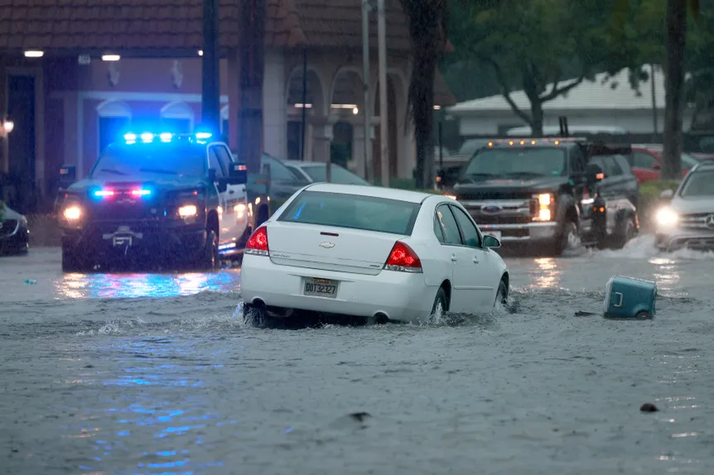 Los automóviles circulan por calles inundadas en Stirling Road