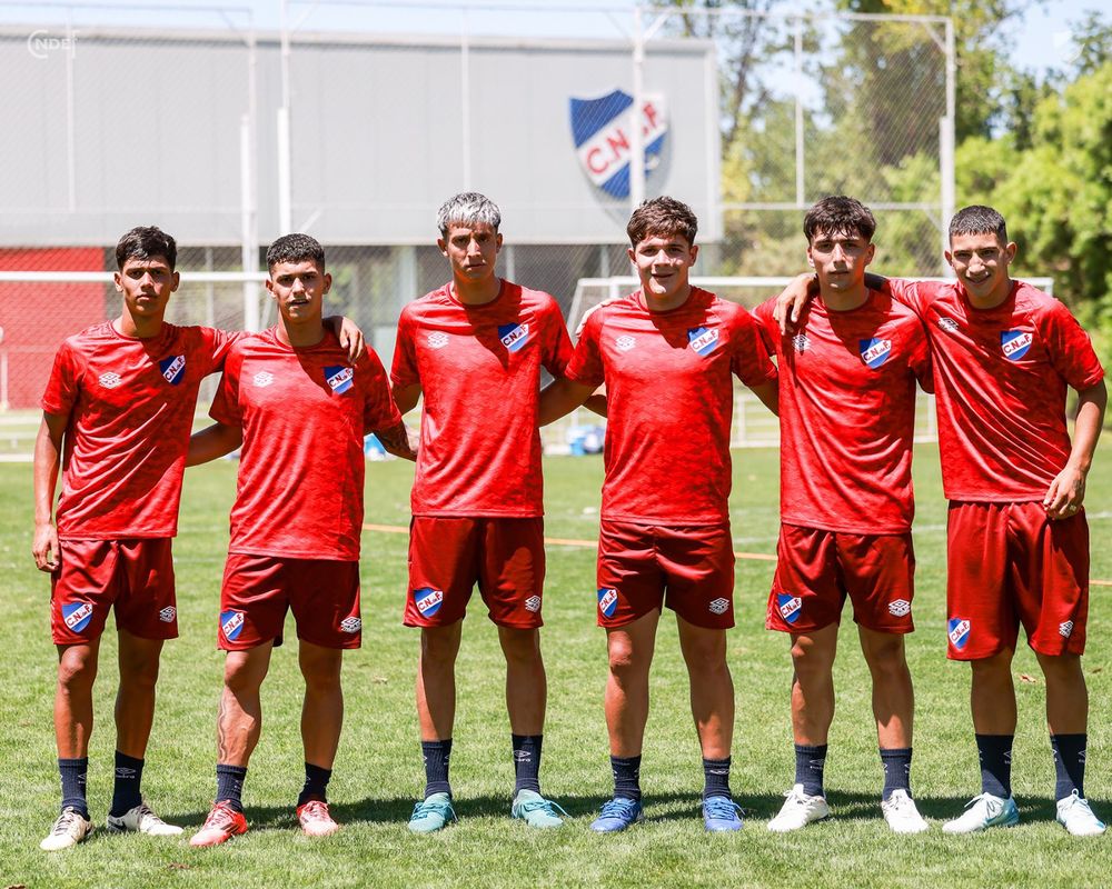 Los juveniles Agustín Dos Santos, Tiago Rijo, Benjamín Sánchez, Pável Nuñez, Rodrigo Mederos y Nahuel López en la pretemporada 2025 de Nacional