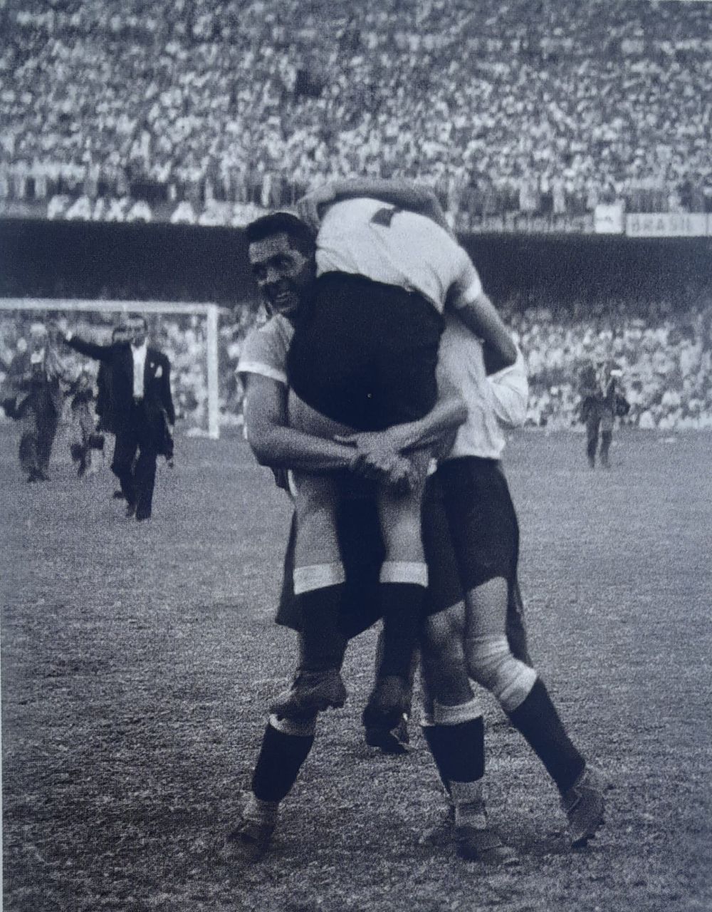 La foto del recuerdo tras el título que Uruguay le ganó a Brasil en el Mundial de 1950 en Maracaná: Obdulio Varela levanta en andas a Alcides Edgardo Ghiggia, y semitapado, aparece Juan Alberto Schiaffino