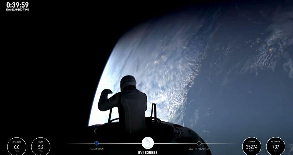 Isaacman salió primero, mientras que Gillis hizo otra caminata aparte.