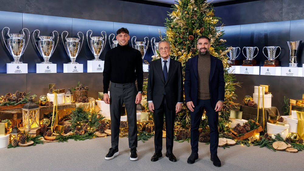 Federico Valverde junto al presidente de Real Madrid, Florentino Pérez, y Dani Carvajal en el saludo de Feliz Navidad