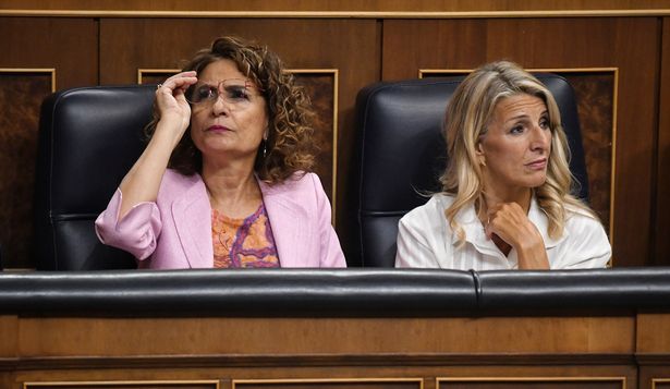 La ministra de Hacienda, María Jesús Montero y la ministra de Trabajo, Yolanda Díaz, en una sesión plenaria del Congreso. EUROPA&nbsp; PRESS