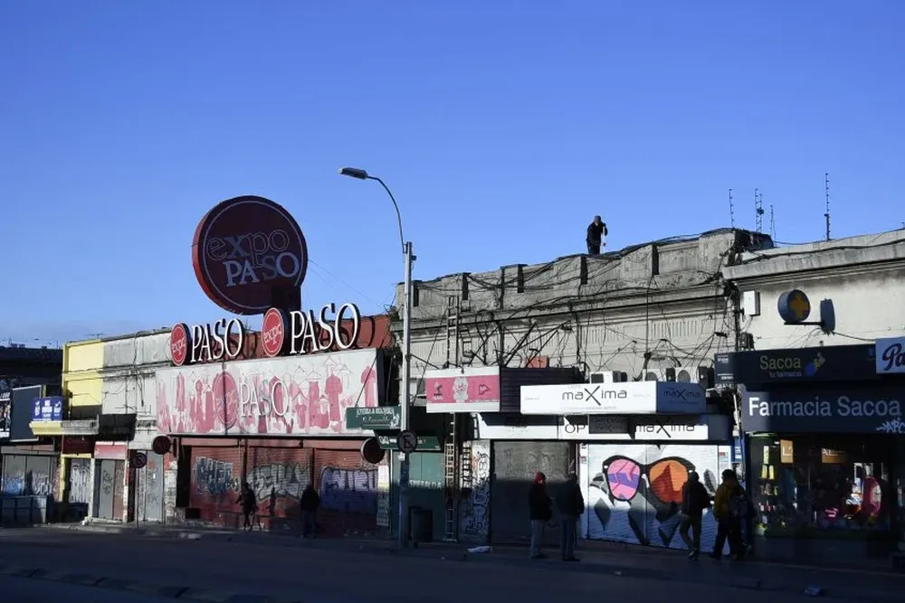 Locales comerciales cerrados en Paso Molino.