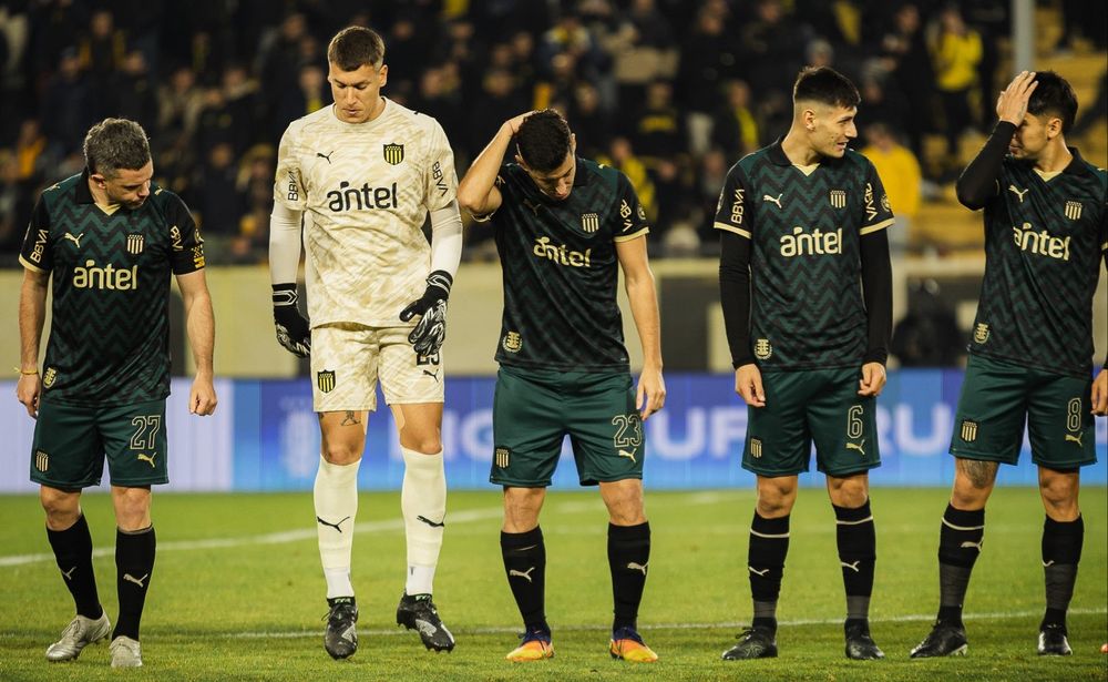 Peñarol estrenó nueva camiseta ante Central Español por el Torneo Intermedio