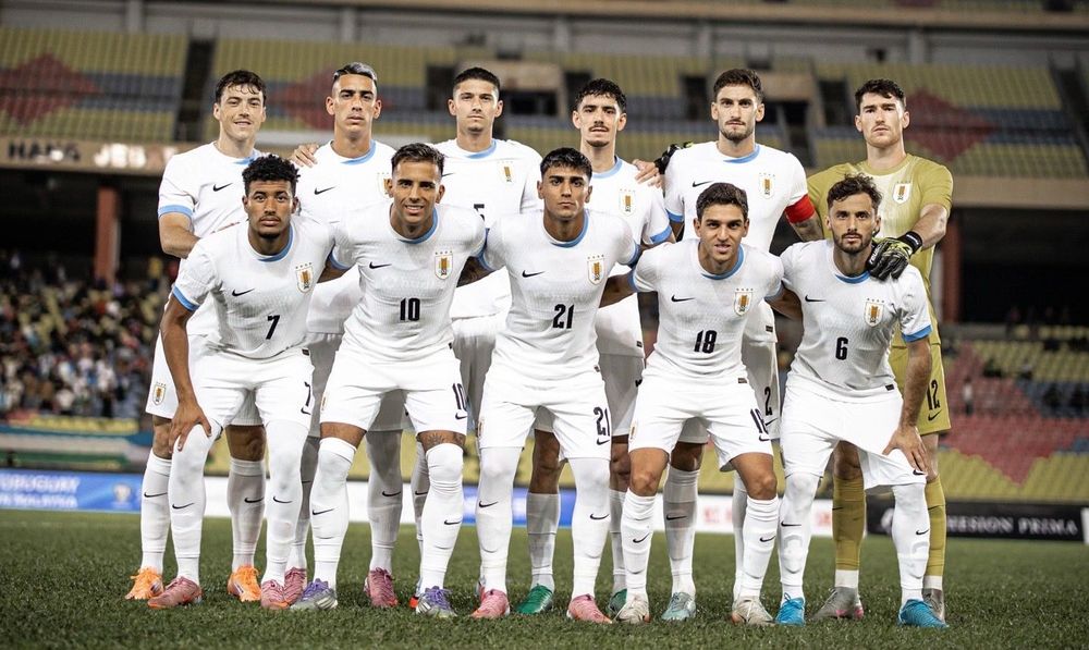 El equipo titular de la selección uruguaya que comenzó jugando ante Uzbekistán