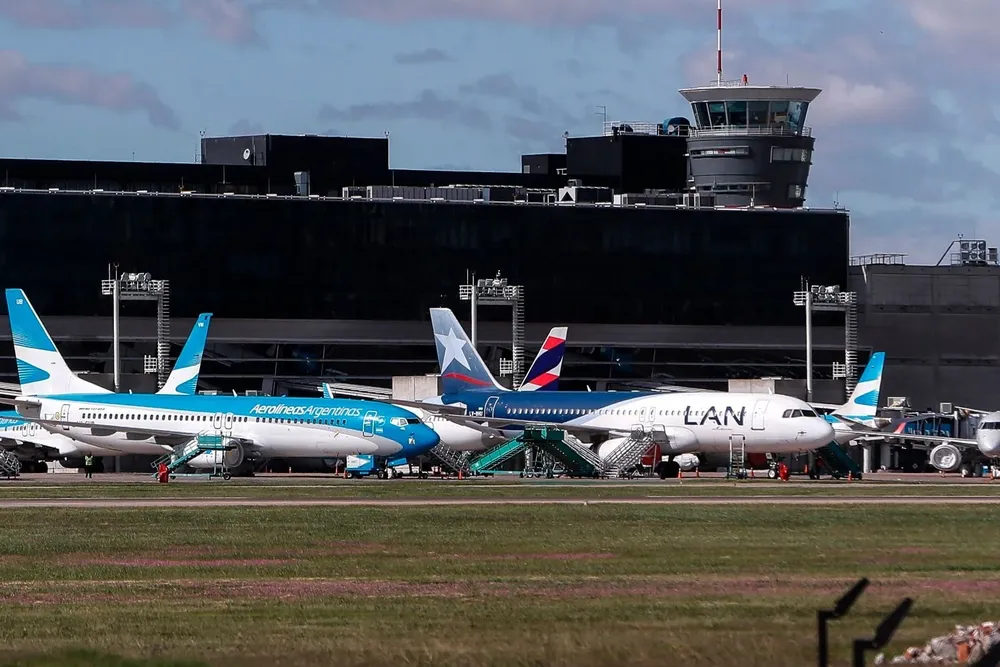 Un avión de Aerolíneas Argentinas y otro de Latam en Aeroparque, Buenos Aires, sin actividad por la pandemia del coronavirus