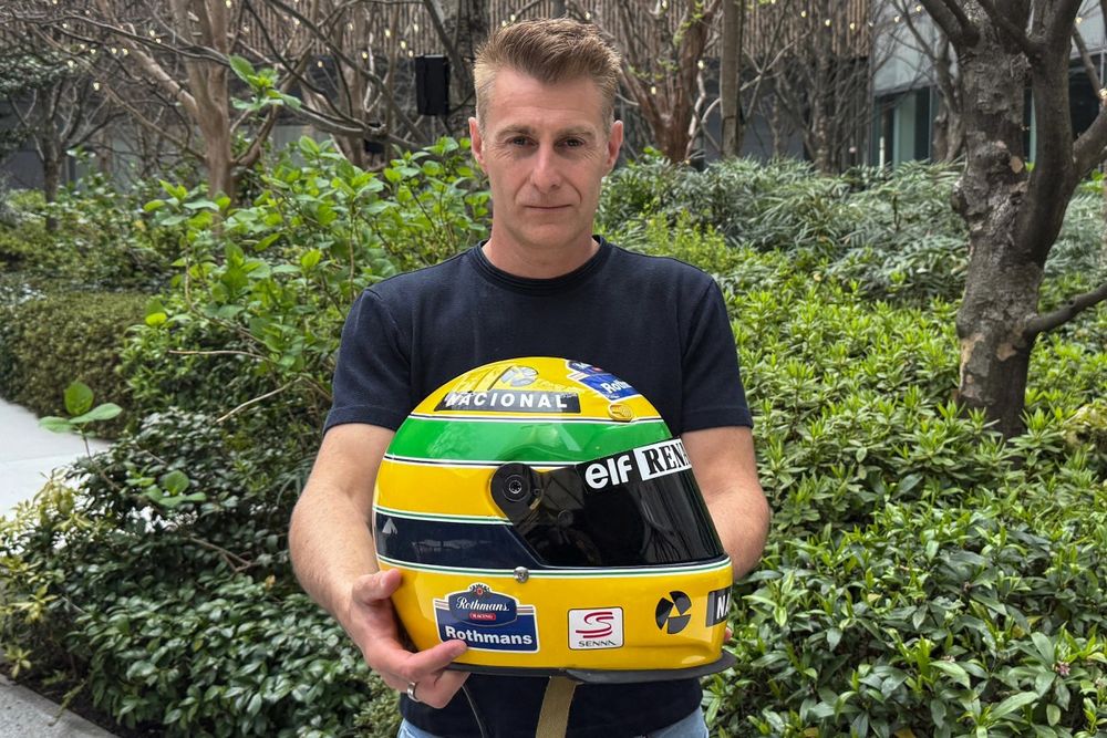 Darren Jack con su casco de Aytron Senna