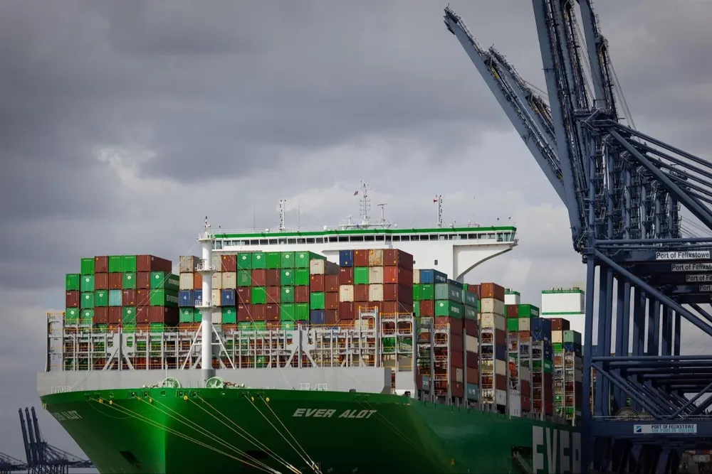 Un barco con contenedores está varado en el puerto de Felixtowe a raíz del paro de trabajadores