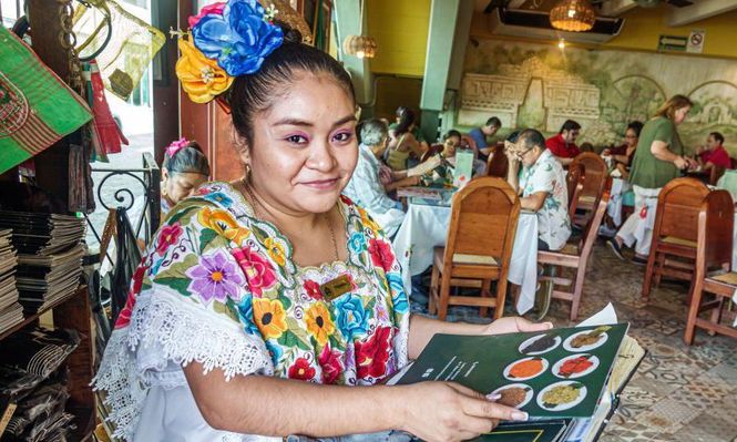 Mujer vestida con prendas tradicionales mayas.