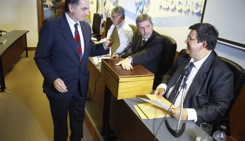 Jorge Campomar votando por Peñarol