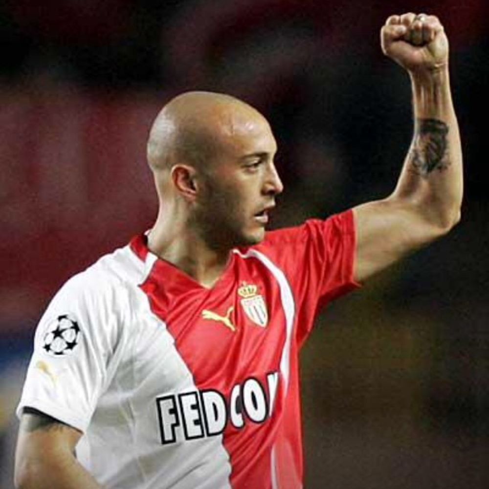 Javier Chevantón defendiendo a Monaco de Francia