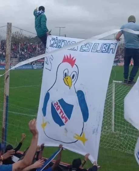 Bandera de gallina desplegada por hinchas de Cerro Largo en la partido contra Nacional