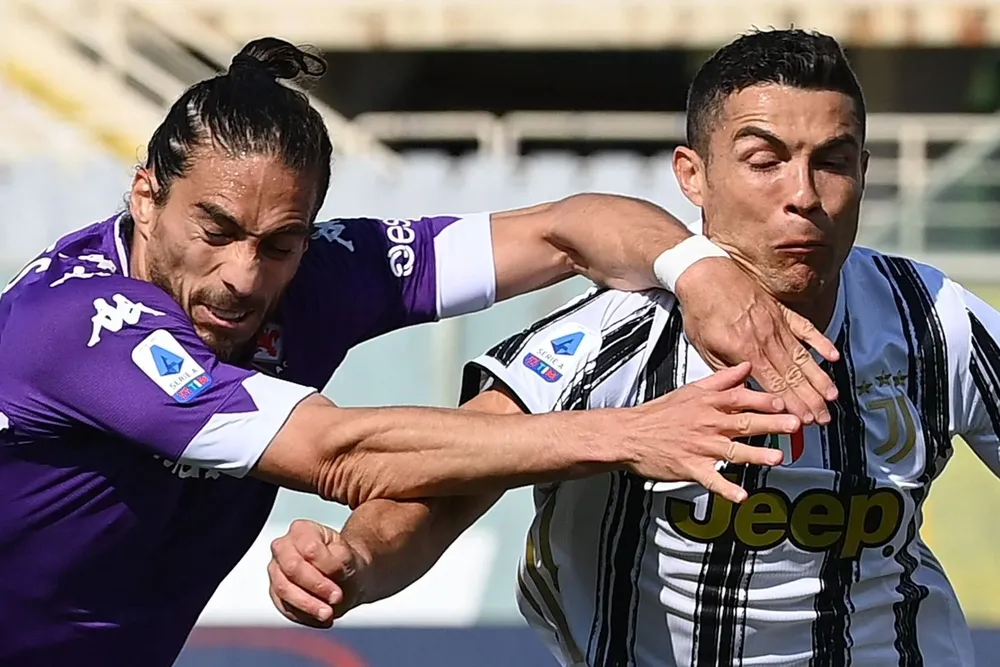 Martín Cáceres y Cristiano Ronaldo