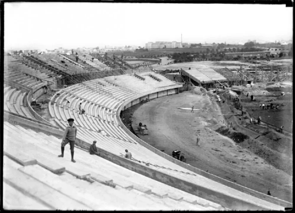 Obra de construcción del talud y Tribuna Ámsterdam. Estadio Centenario. Barrio Parque Batlle. Al fondo: Hospital de niños Pereira Rossell. Febrero - Julio de 1930 (aprox.). Autor: S.d./IMO