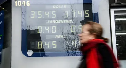 El dólar bajó 0,6% y cortó racha al alza de cinco semanas