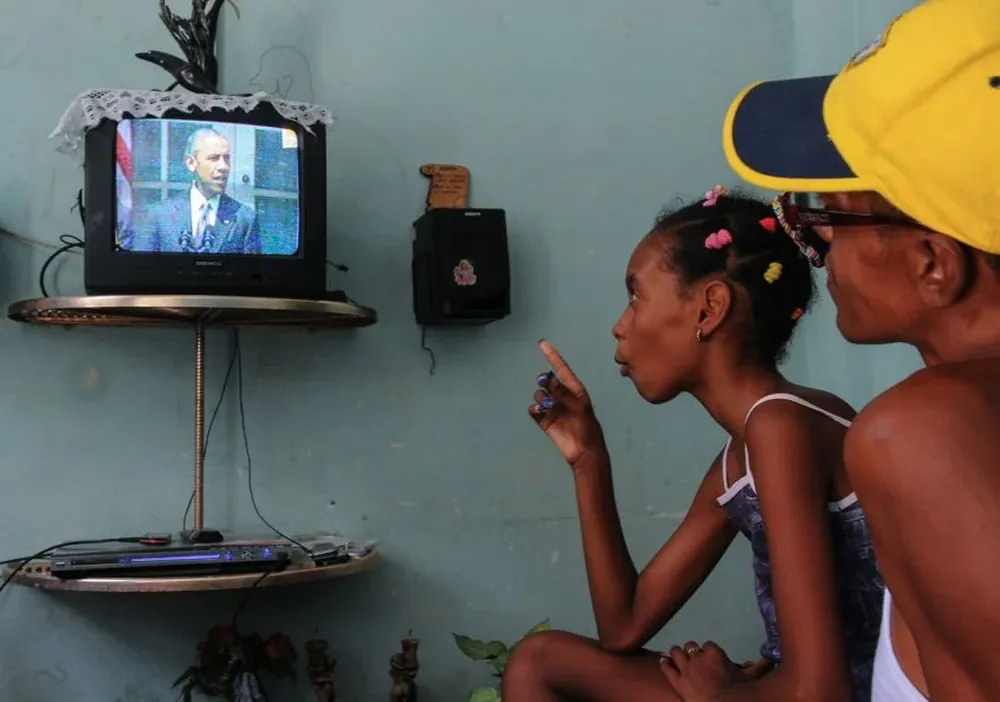 Cubanos siguen atentamente por televisión las palabras de ayer del presidente Obama