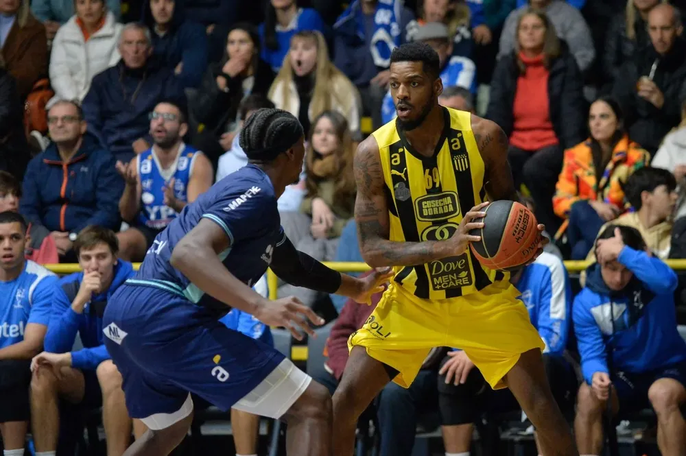 John Flowers, una de las figuras de este Peñarol que clasificó a semifinales de la Liga Uruguaya de Básquetbol