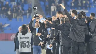Fabricio Díaz con la Copa del Mundo, en el homenaje que se les hizo a los juveniles previo al partido ante Nicaragua