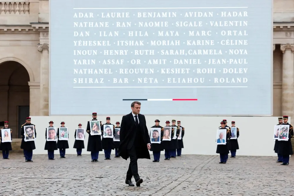 Macron encabezó el acto con fotos de los 42 franceses muertos en el ataque de Hamas.