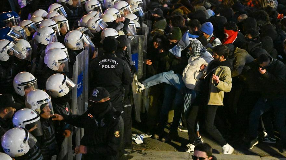 La policía turca detuvo a decenas de políticos y periodistas en una protesta.