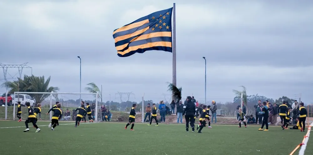 La bandera flameando en la Ciudad Deportiva