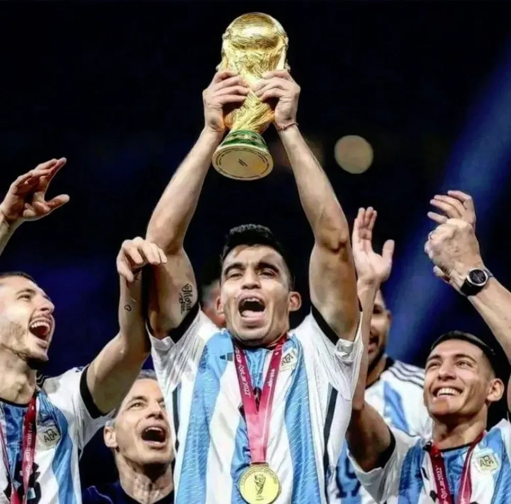 Marcos Acuña con la Copa del Mundo de la FIFA ganada con Argentina en Qatar 2022 Marcos Acuña con la Copa del Mundo de la FIFA ganada con Argentina en Qatar 2022