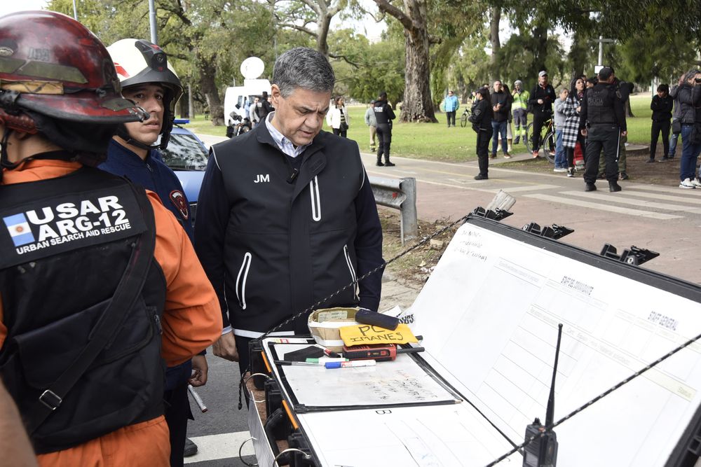 El jefe de Gobierno porteño Jorge Macri se acercó al lugar para monitorear el operativo