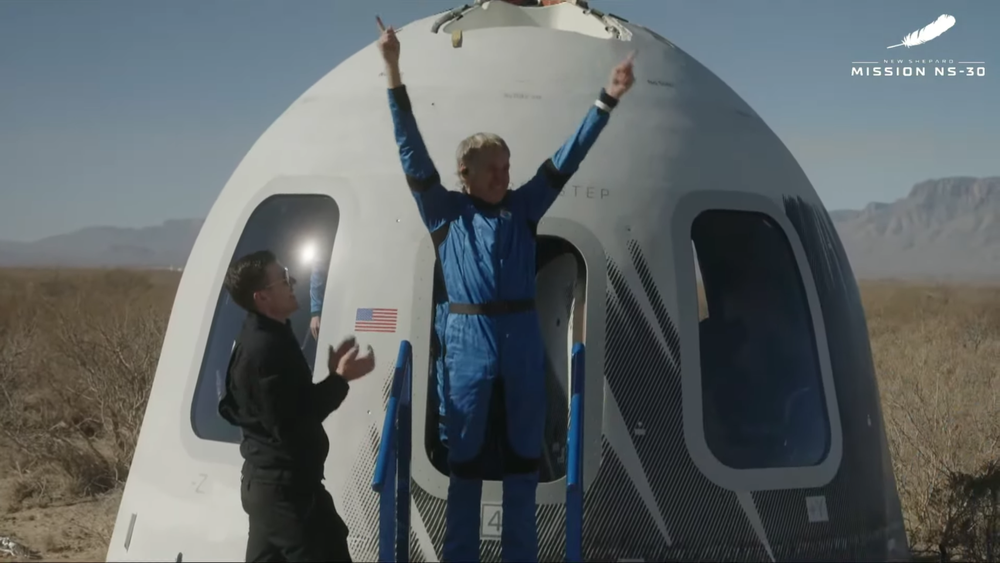 El español Jesús Calleja al bajar de la cápsula tras su viaje de 11 minutos al espacio