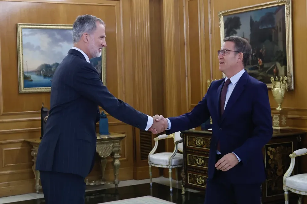 El líder del PP, Alberto Núñez Feijóo, junto al Rey Felipe VI