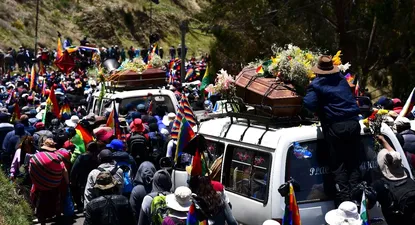 la marcha de los feretros desafia al gobierno de jeanine anez en la paz