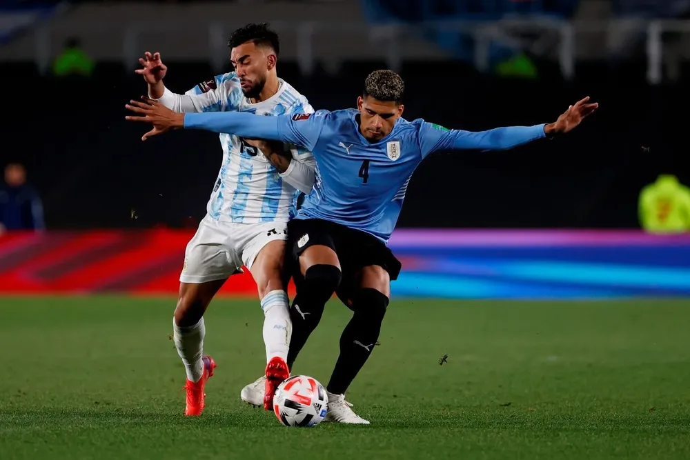Ronald Araújo contra Argentina
