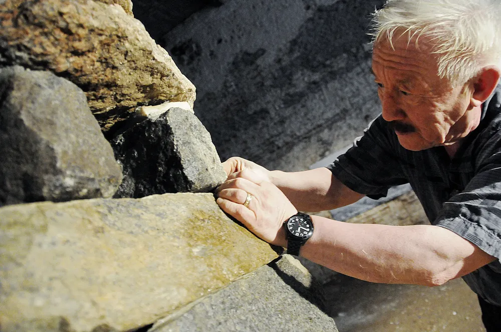 Piita Irniq crea un inuksuk en el MAPI