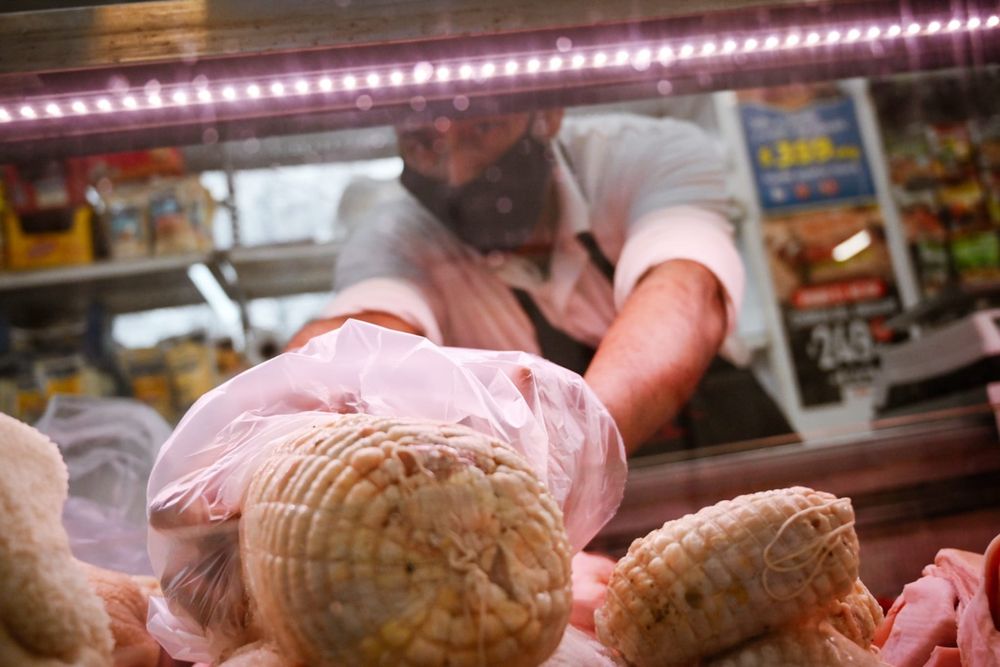 Pollo: el precio ascendió y eso preocupa a los consumidores y al carnicero.