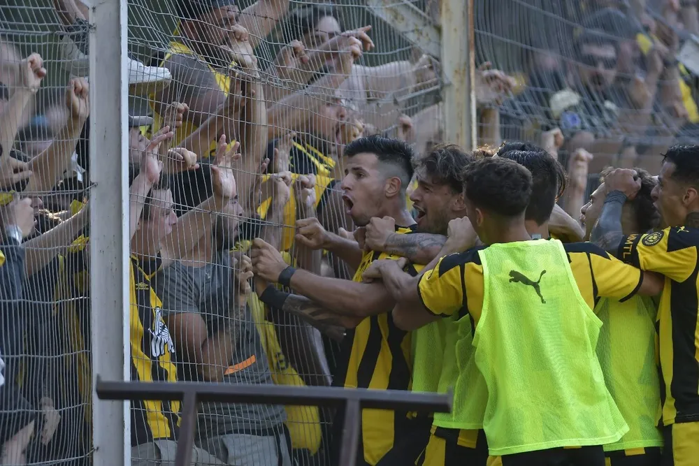 Ceppelini celebra el gol del empate ante River y el punto que lo mantiene líder solitario en todas las tablas