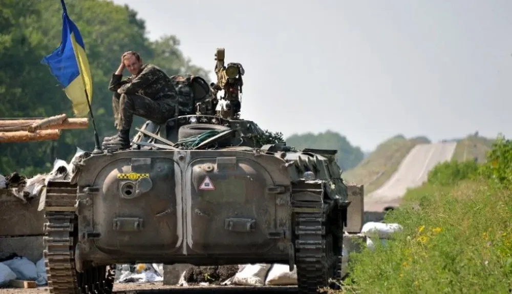 Un soldado ucraniano aguarda en un punto de control en la ciudad de Debaltseve en la región de Lugansk