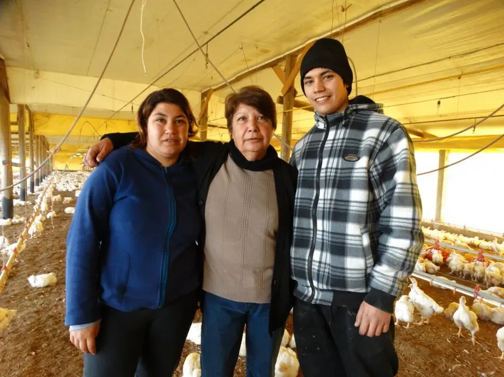 Milagros, Mabel y Maximiliano, al frente de la granja avícola Conzoni - Martínez.