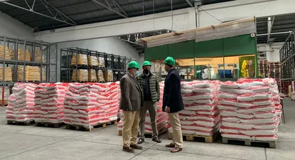 El momento de la entrega de la última donación de arroz.